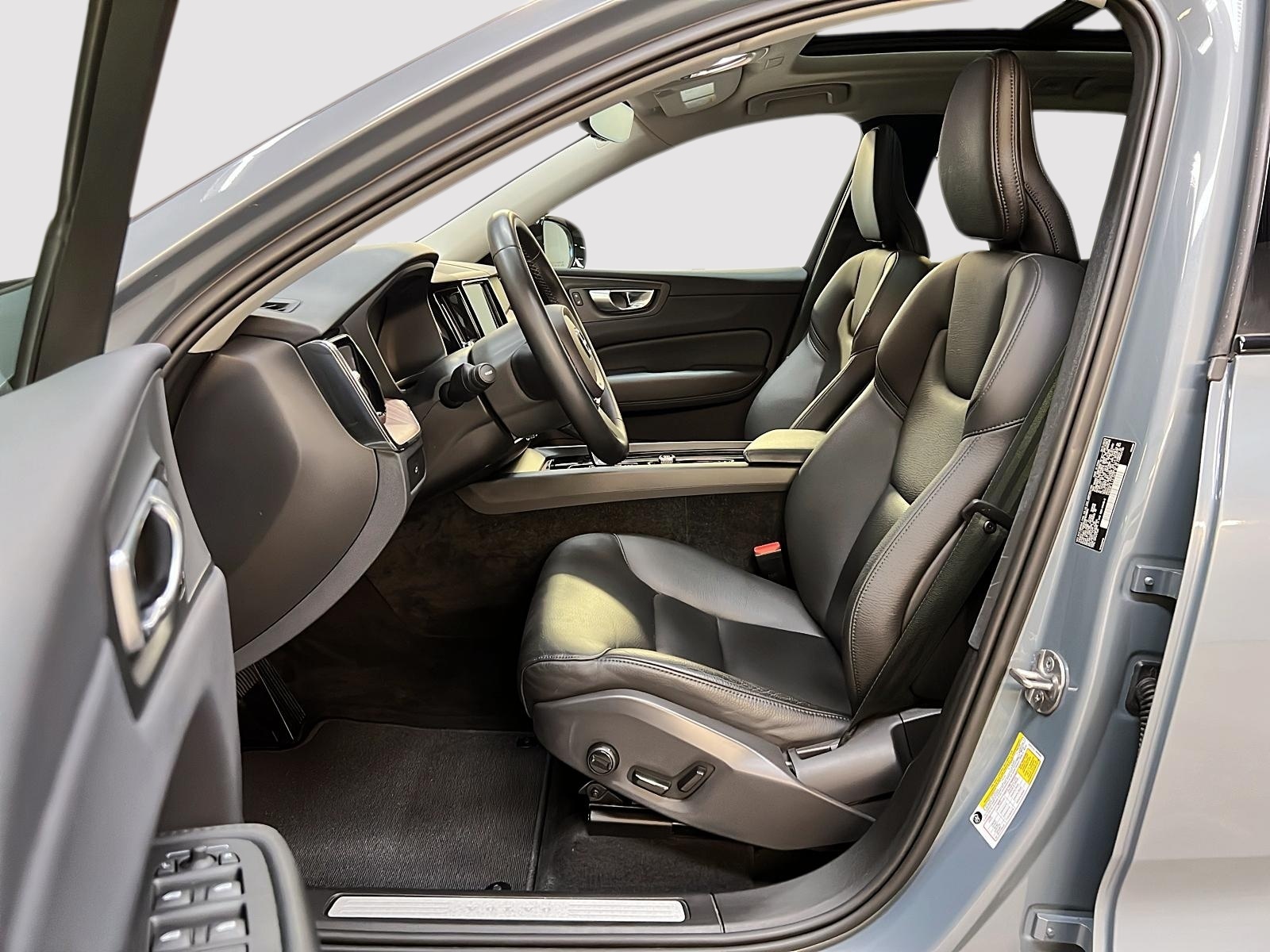 Volvo XC60 B6 PLUS DARK CUIR TOIT PANO NAV 4RM 2023 - image #7