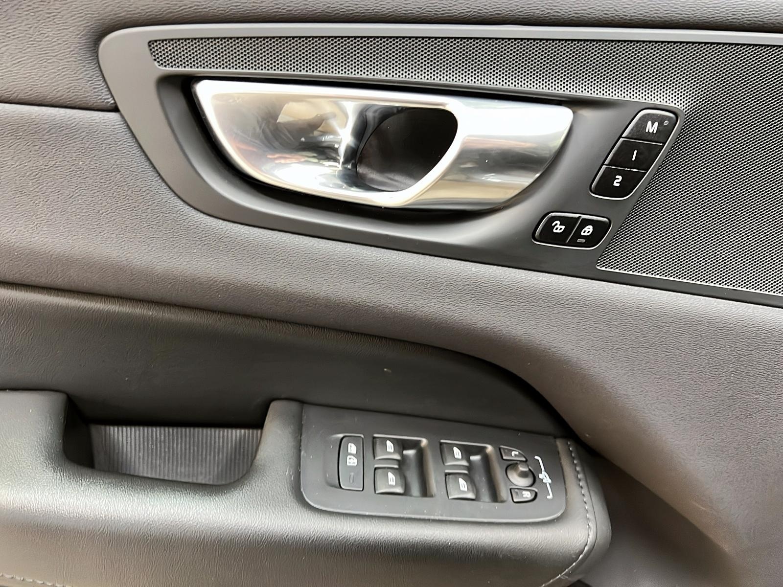 Volvo XC60 B6 PLUS DARK CUIR TOIT PANO NAV 4RM 2023 - image #24