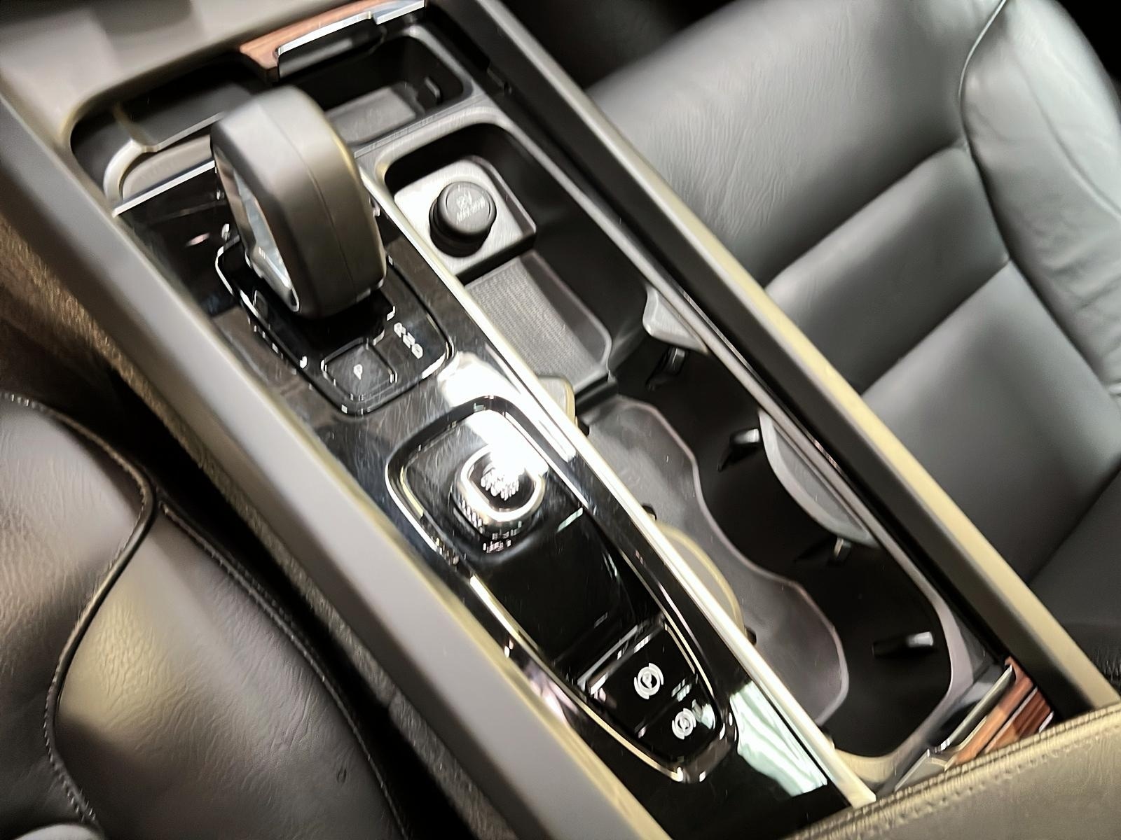 Volvo XC60 B6 PLUS DARK CUIR TOIT PANO NAV 4RM 2023 - image #16