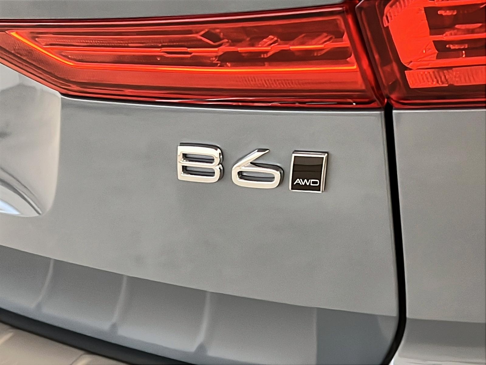 Volvo XC60 B6 PLUS DARK CUIR TOIT PANO NAV 4RM 2023 - image #30