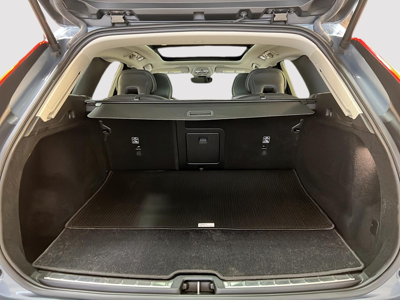 Volvo XC60 B6 PLUS DARK CUIR TOIT PANO NAV 4RM 2023 - image #14