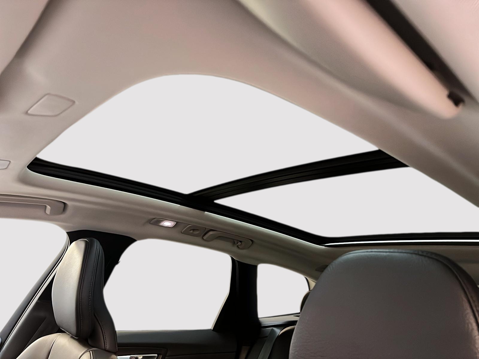 Volvo XC60 B6 PLUS DARK CUIR TOIT PANO NAV 4RM 2023 - image #10