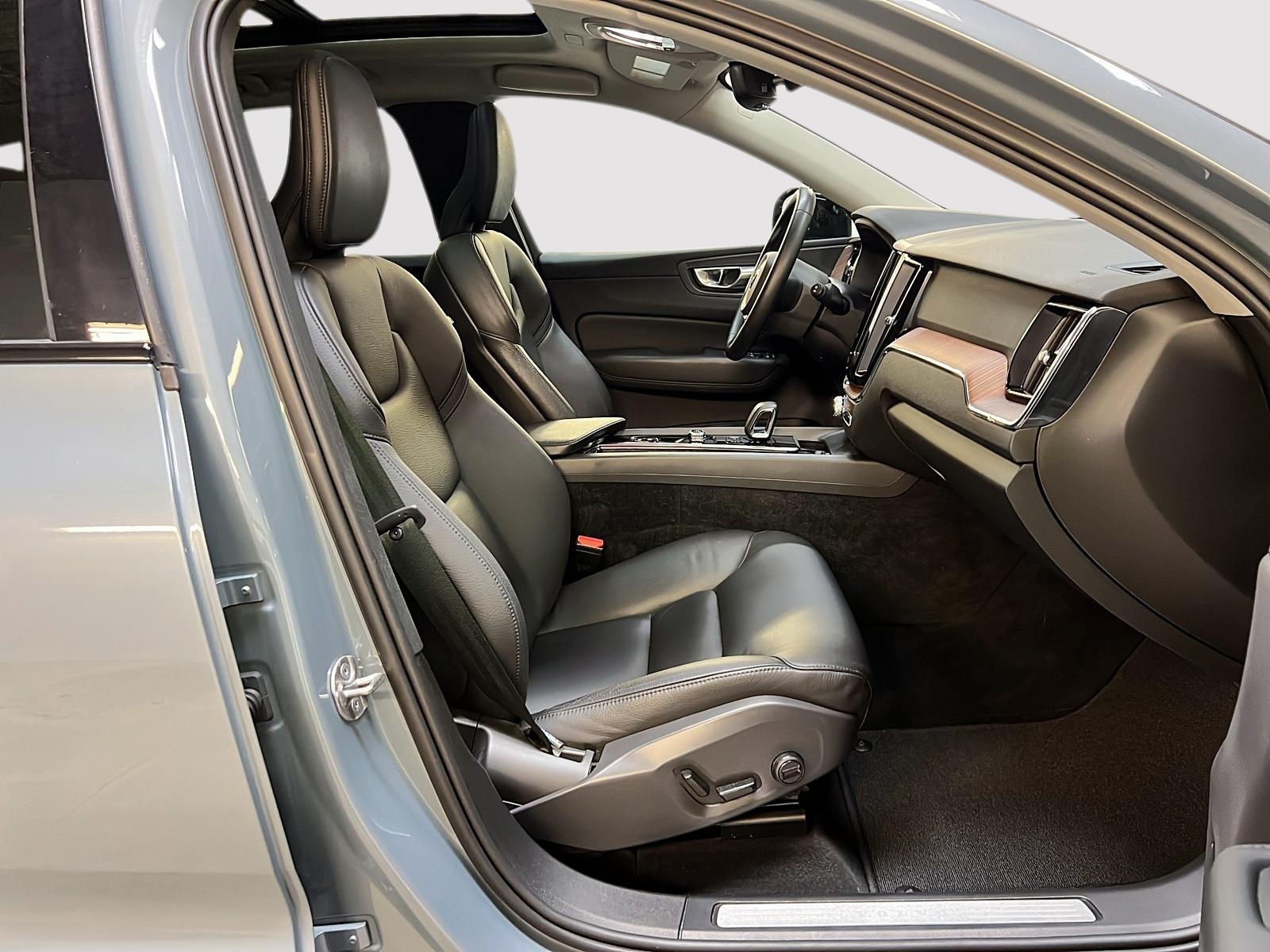 Volvo XC60 2023 - Image #8