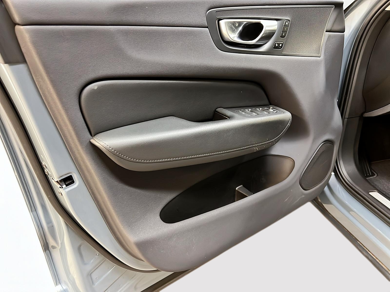 Volvo XC60 2023 - Image #25