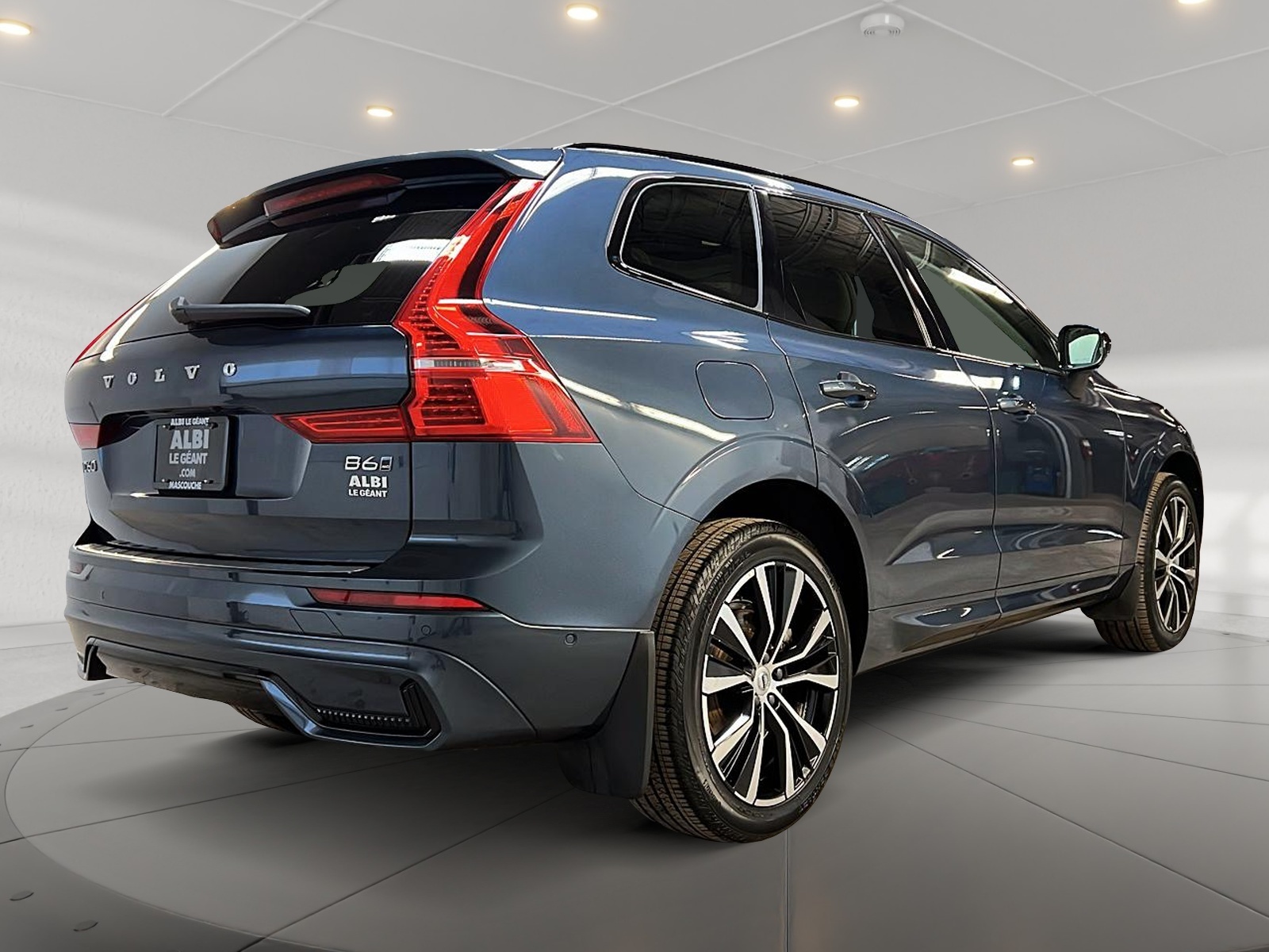 Volvo XC60 B6 PLUS DARK  CUIR TOIT PANO NAV  4RM 2023 - image #4