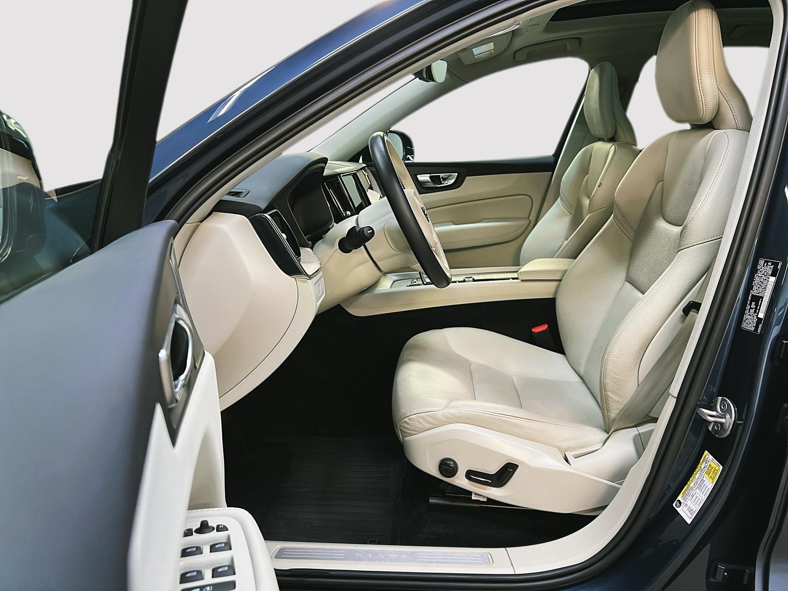 Volvo XC60 B6 PLUS DARK  CUIR TOIT PANO NAV  4RM 2023 - image #7