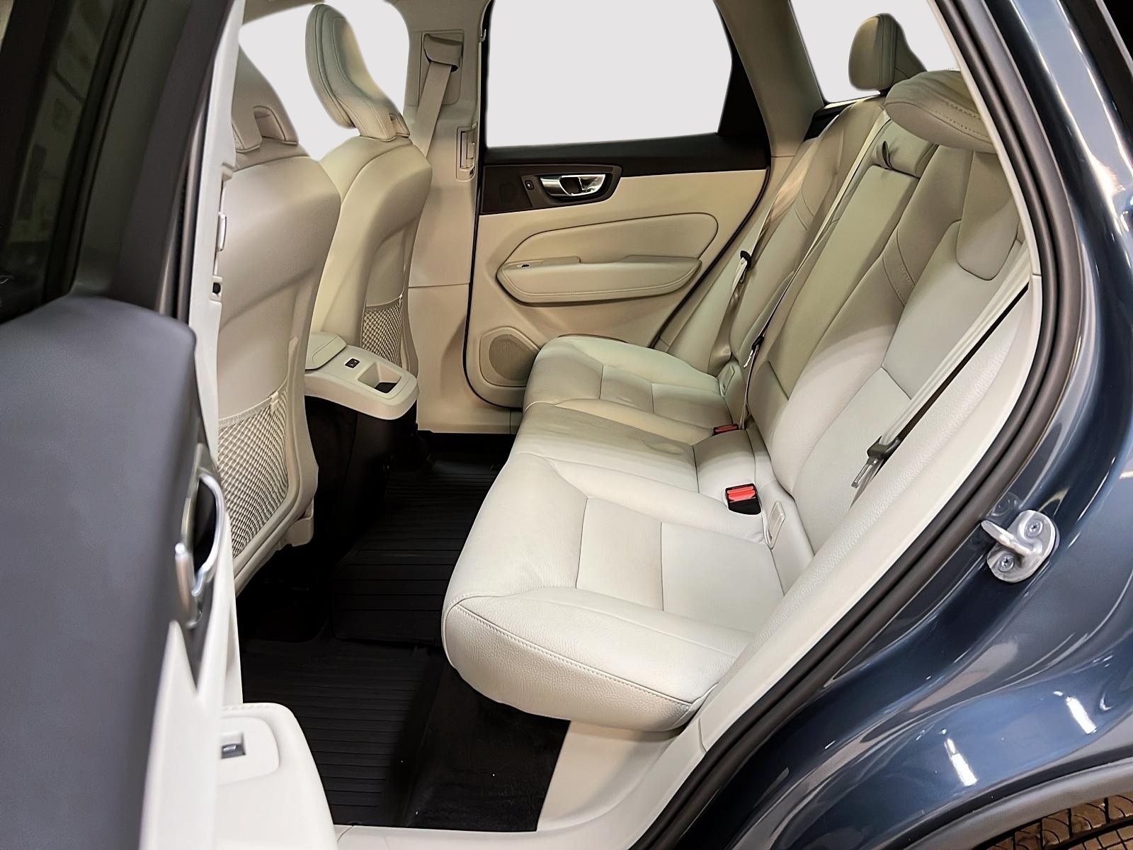 Volvo XC60 B6 PLUS DARK  CUIR TOIT PANO NAV  4RM 2023 - image #9