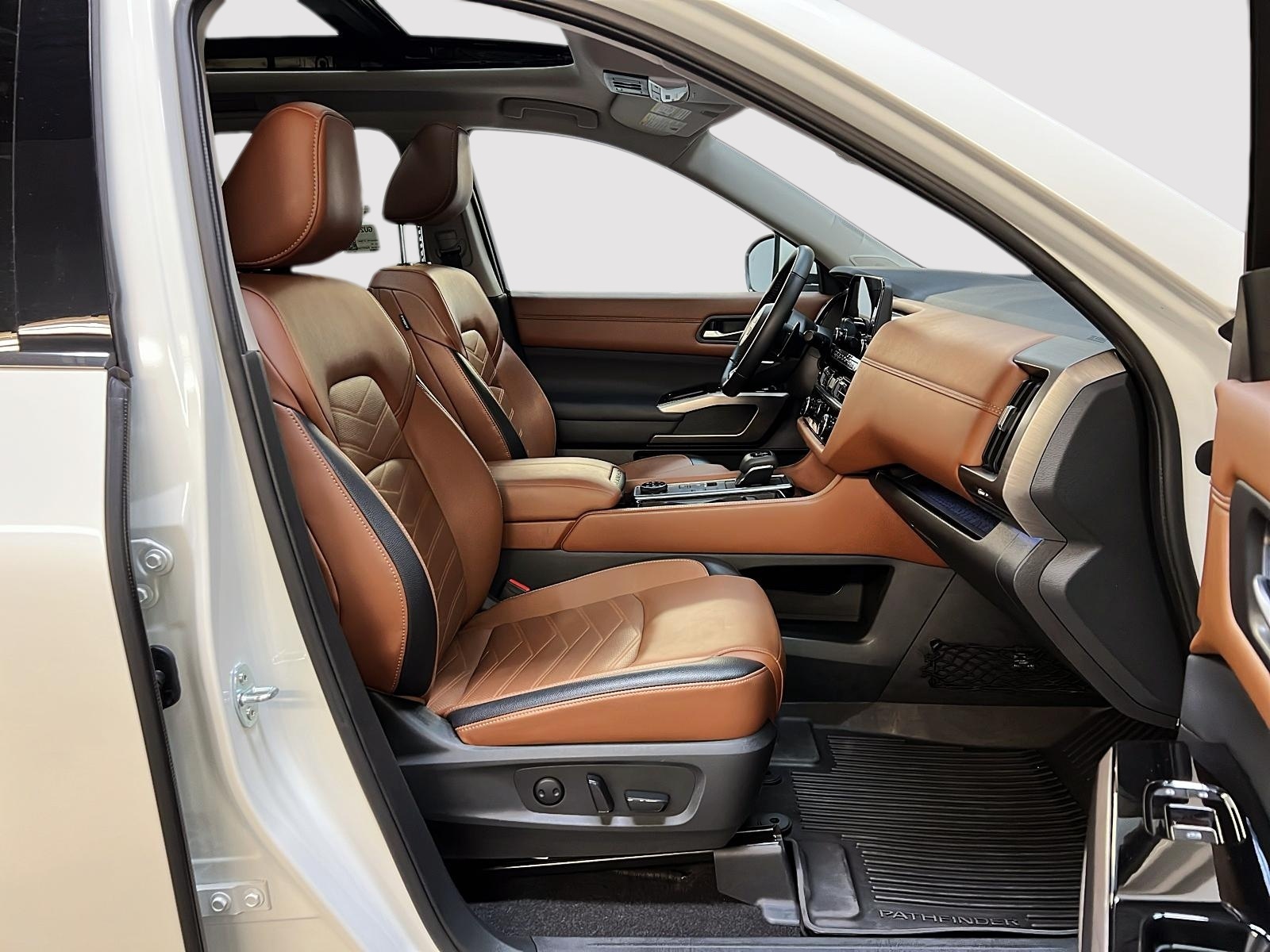 Nissan Pathfinder PLATINUM CUIR TOIT PANO NAV 4RM 2024 - image #8