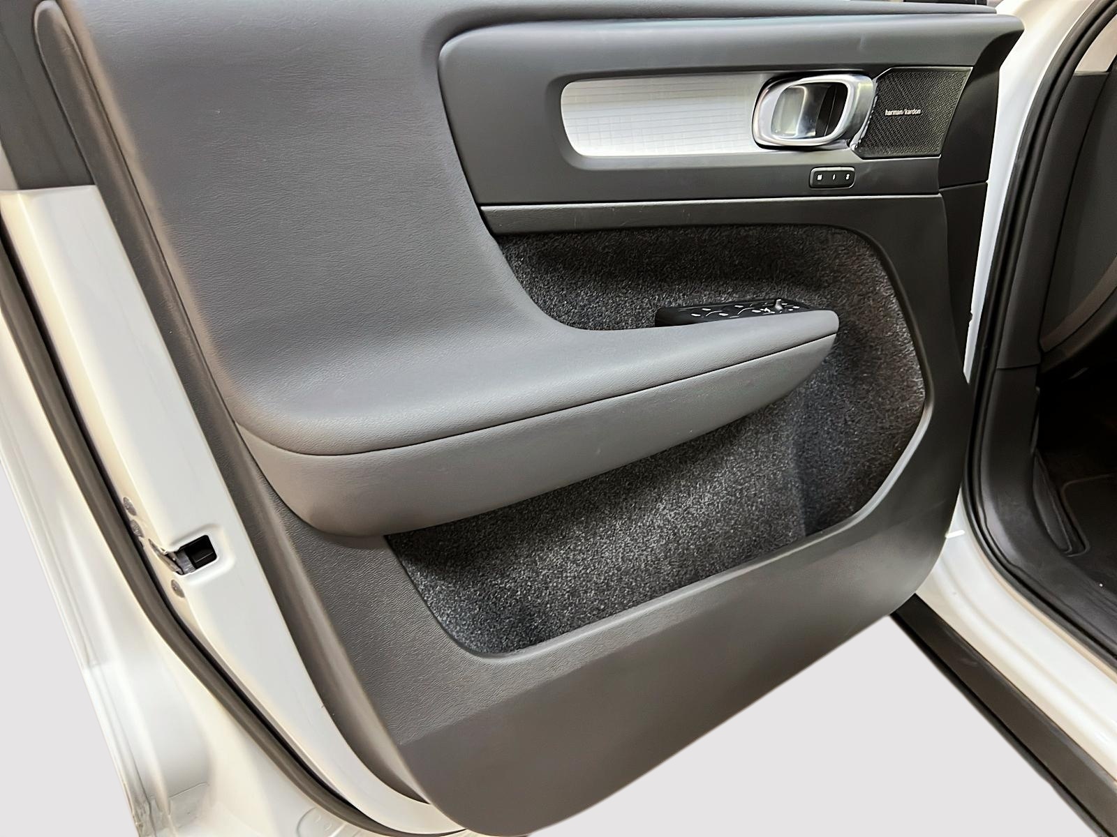 Volvo XC40 T5 MOMENTUM CUIR TOIT PANO NAV 2022 - image #25