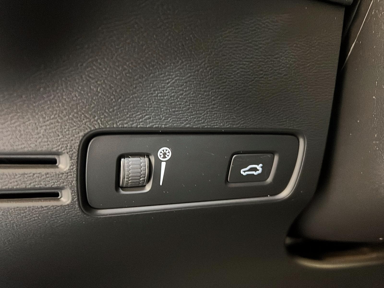 Volvo XC40 T5 MOMENTUM CUIR TOIT PANO NAV 2022 - image #23