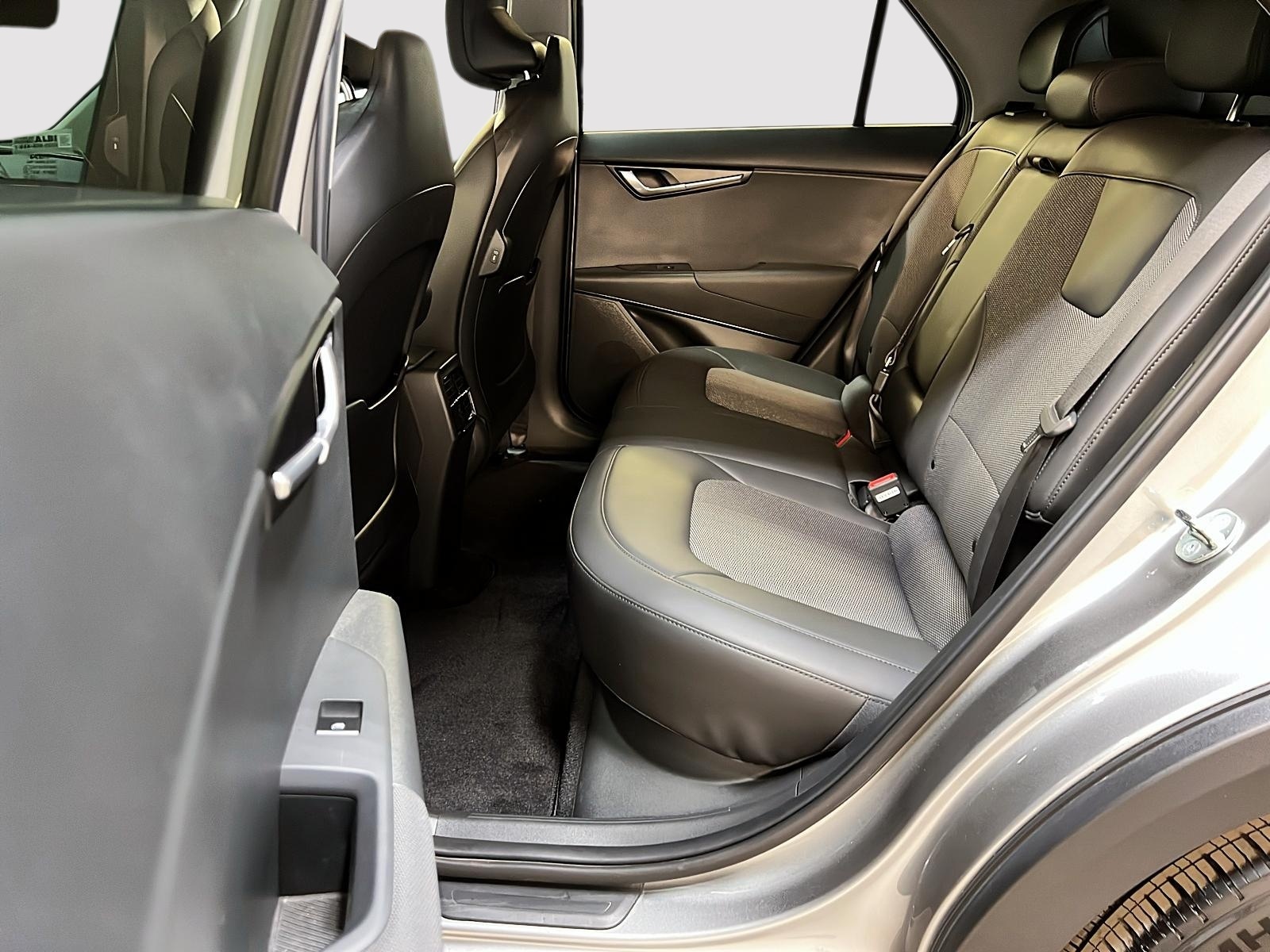 Kia NIRO EV PREMIUM + NAV 2023 - image #9