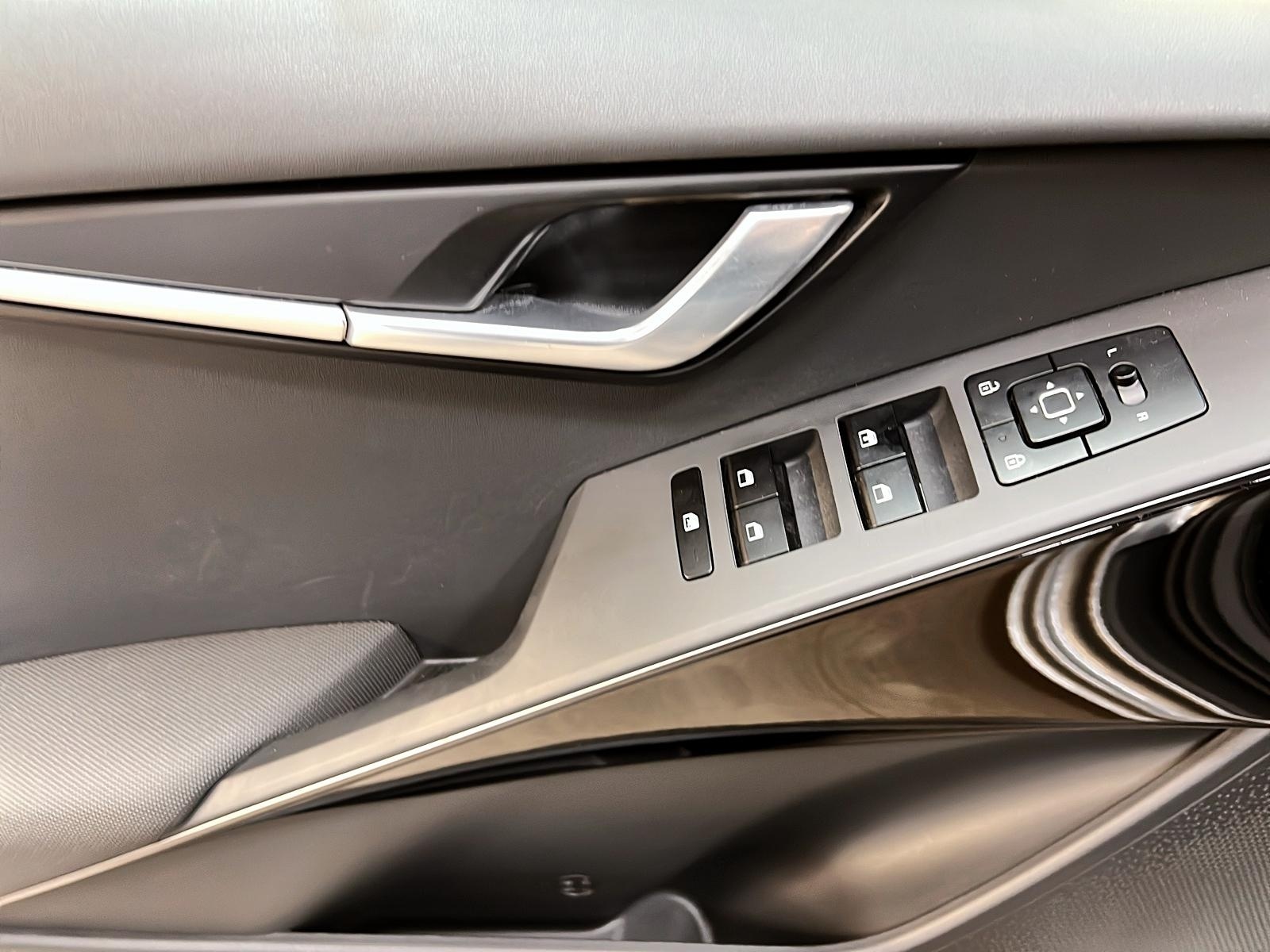 Kia NIRO EV PREMIUM + NAV 2023 - image #23