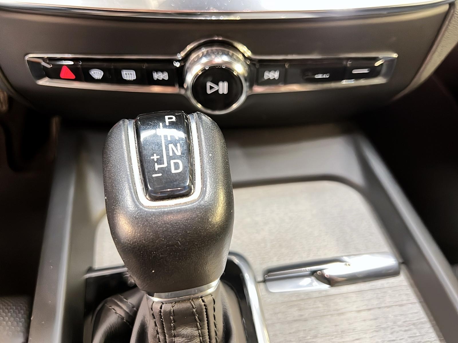 Volvo V60 T5 CROSS COUNTRY  CUIR TOIT PANO NAV 4RM 2021 - image #17