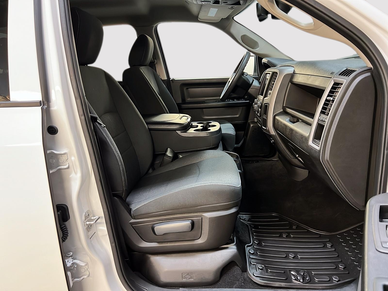 RAM 1500 Classic TRADESMAN SXT 5.7 HEMI CREW BAB 4X4 2024 - image #8