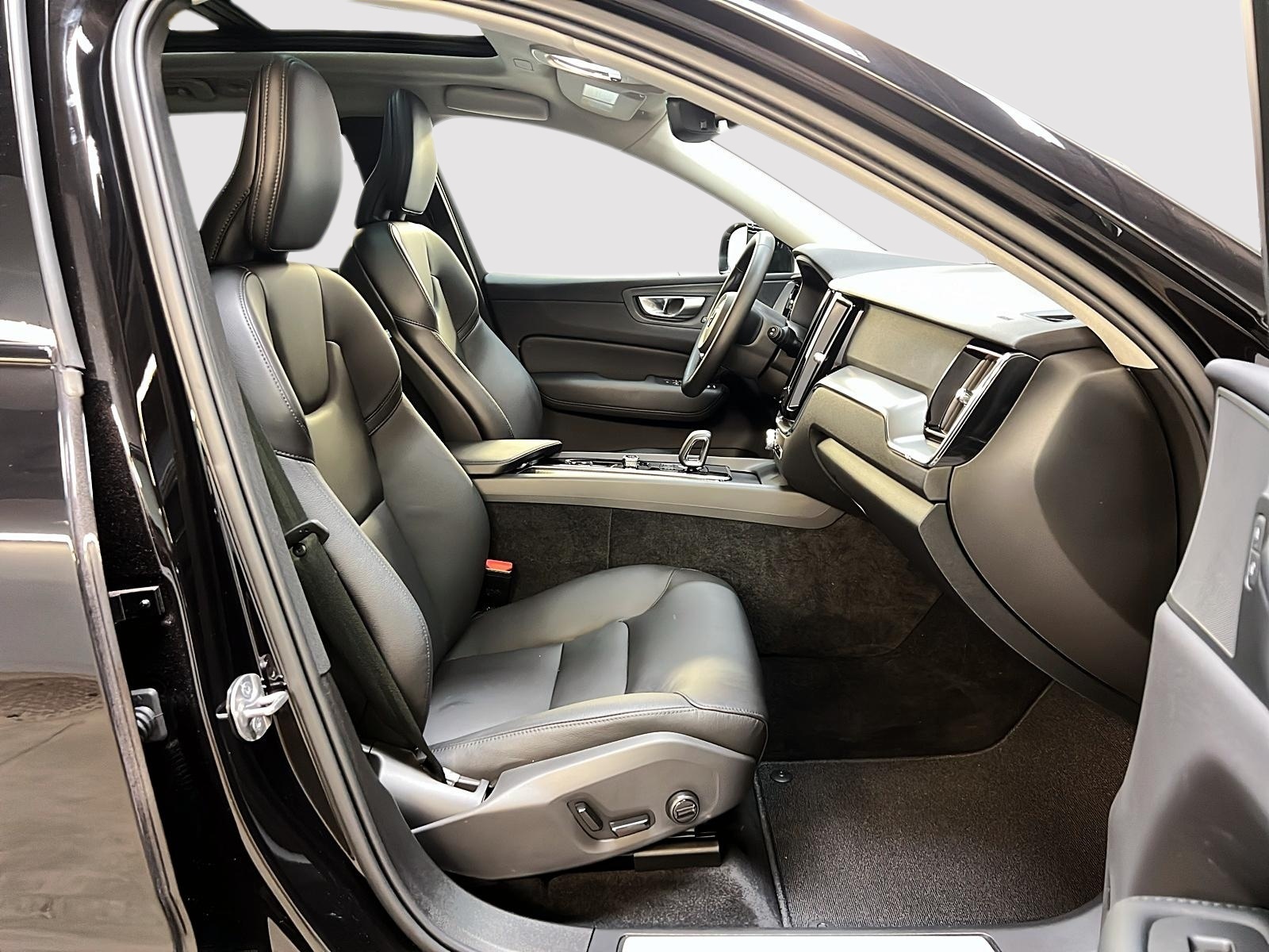 Volvo XC60 B5 CORE CUIR TOIT NAV 4RM 2025 - image #8