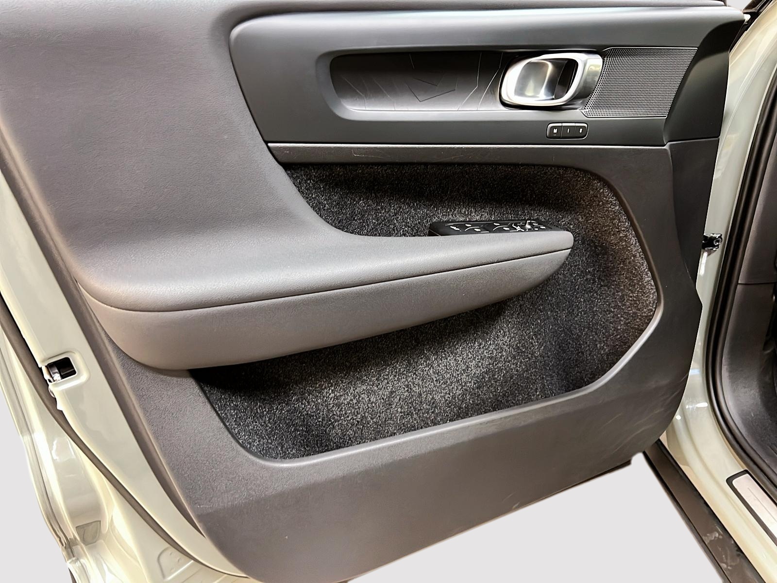 Volvo XC40 TWIN RECHARGE PLUS TOIT PANO NAV 4RM 2023 - image #24