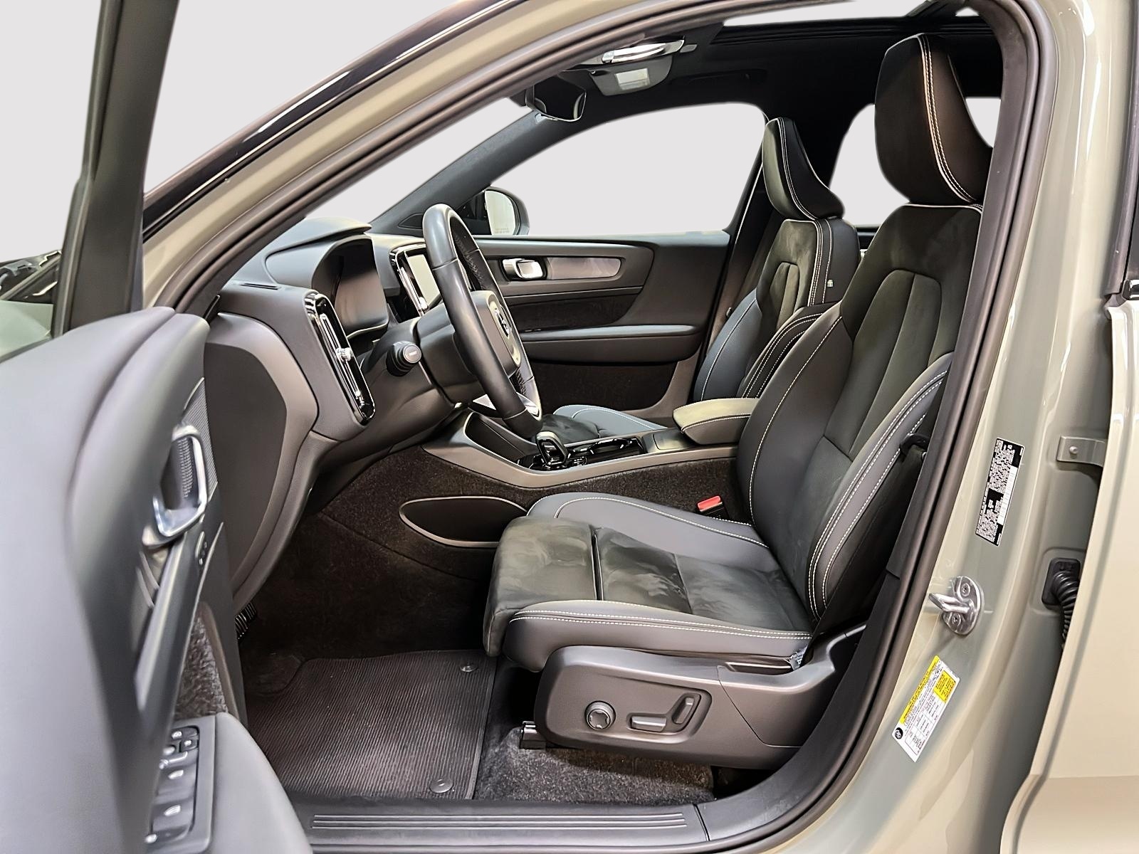 Volvo XC40 TWIN RECHARGE PLUS TOIT PANO NAV 4RM 2023 - image #7