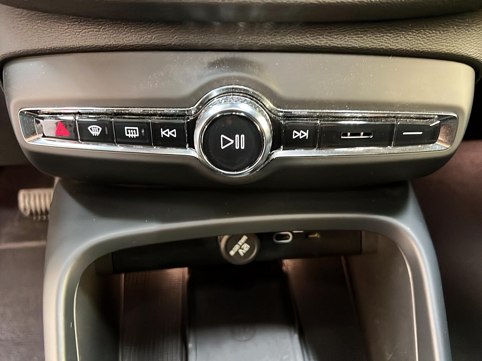 Volvo XC40 TWIN RECHARGE PLUS TOIT PANO NAV 4RM 2023 - image #16