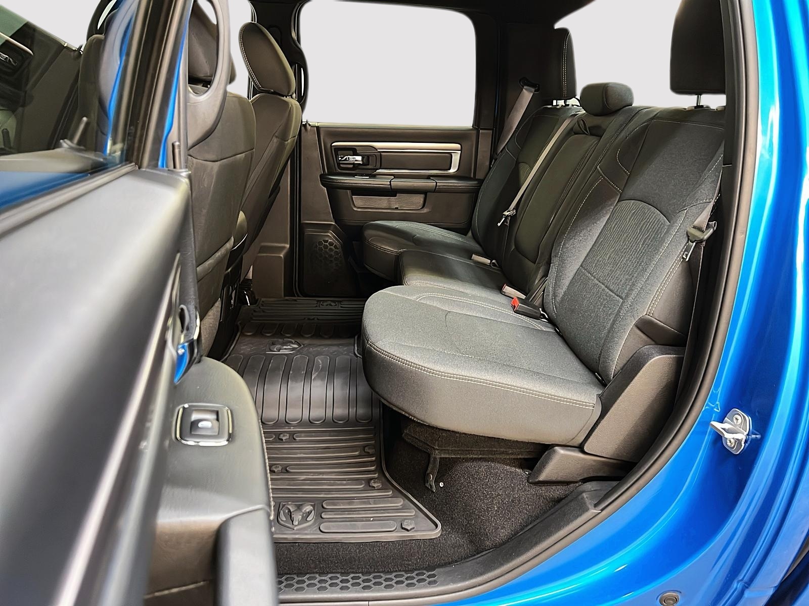 RAM 1500 Classic WARLOCK CREW CAB 4X4 2023 - image #9