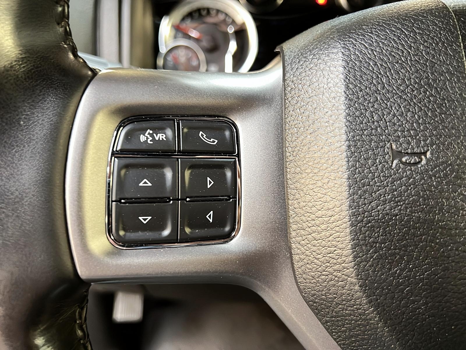 RAM 1500 Classic WARLOCK CREW CAB 4X4 2023 - image #19