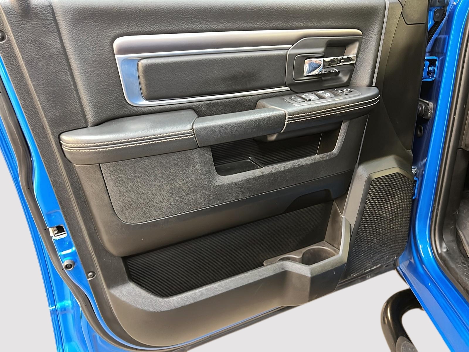 RAM 1500 Classic WARLOCK CREW CAB 4X4 2023 - image #22