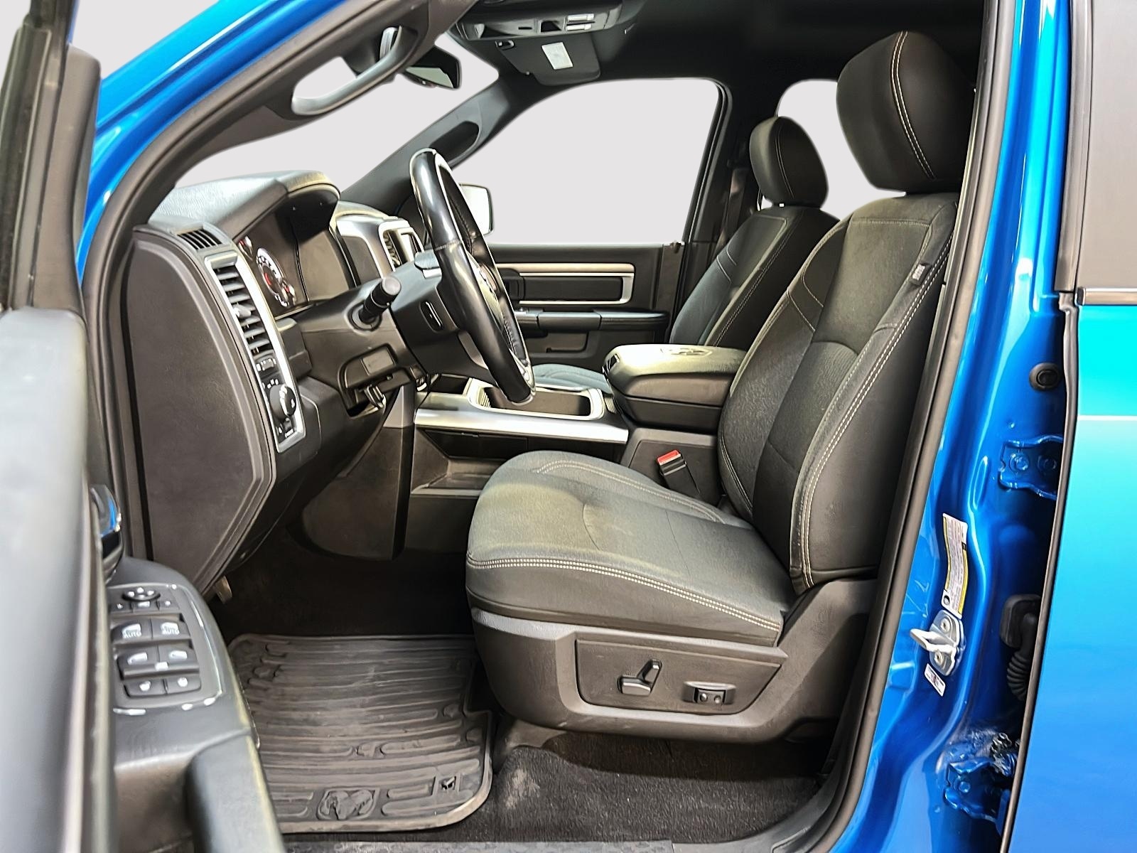 RAM 1500 Classic WARLOCK CREW CAB 4X4 2023 - image #7