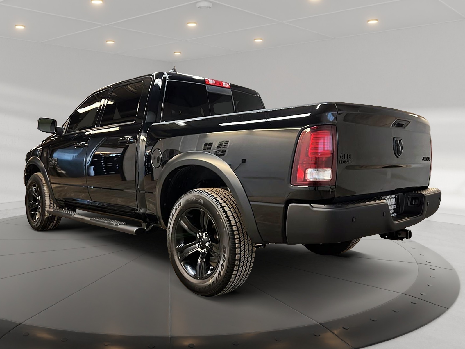 RAM 1500 Classic WARLOCK CREW CAB TOIT NAV 4X4 2023 - image #6