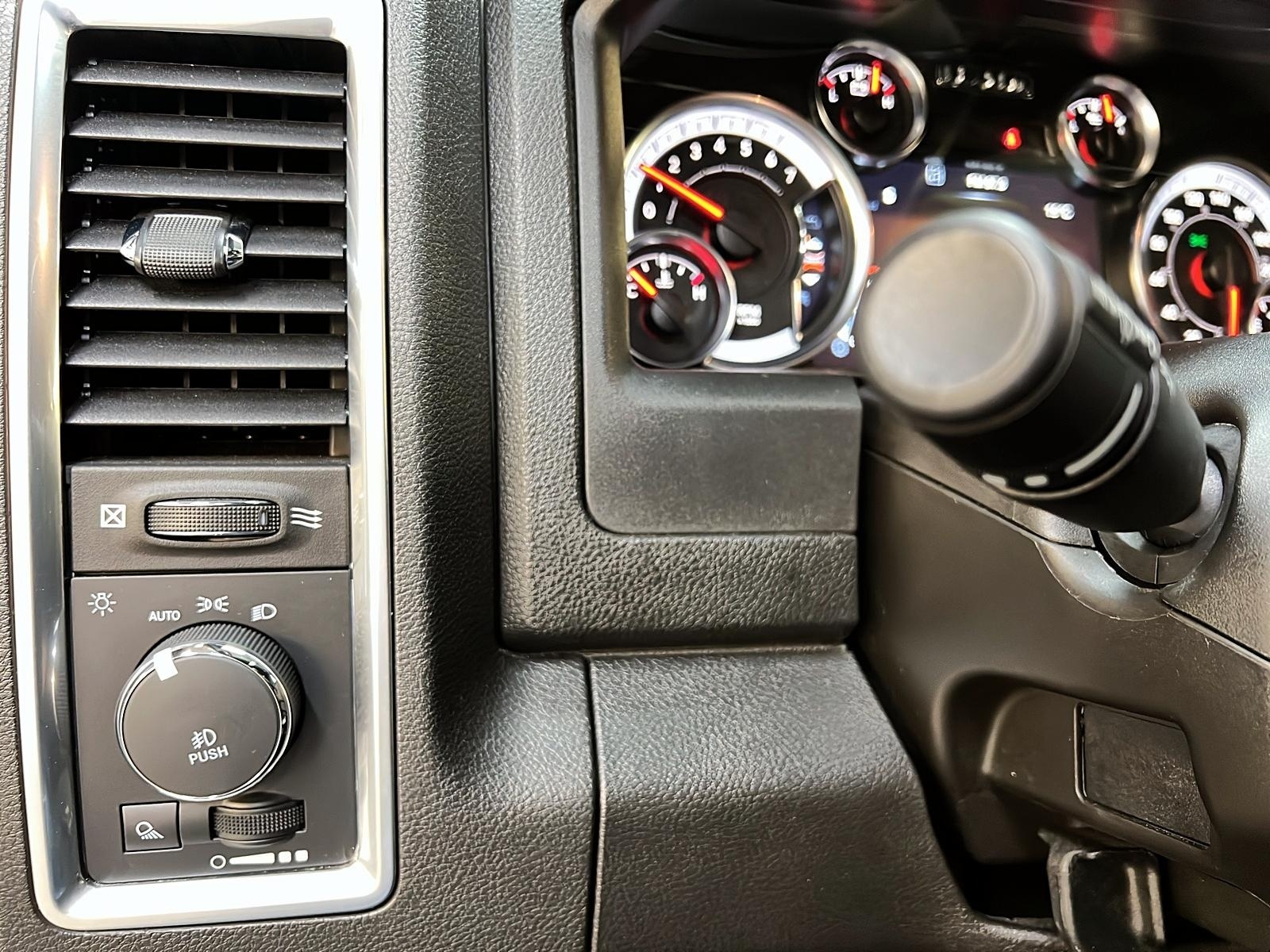 RAM 1500 Classic WARLOCK CREW CAB TOIT NAV 4X4 2023 - image #23