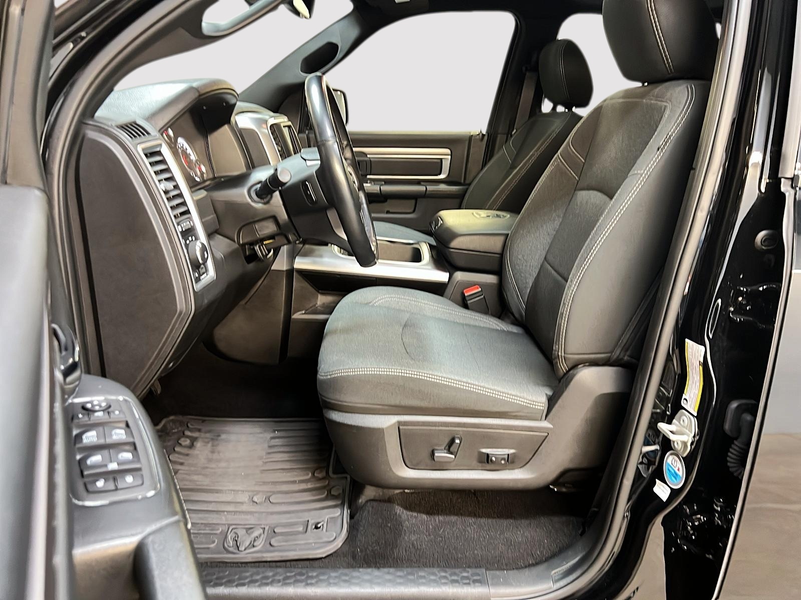 RAM 1500 Classic WARLOCK CREW CAB TOIT NAV 4X4 2023 - image #7