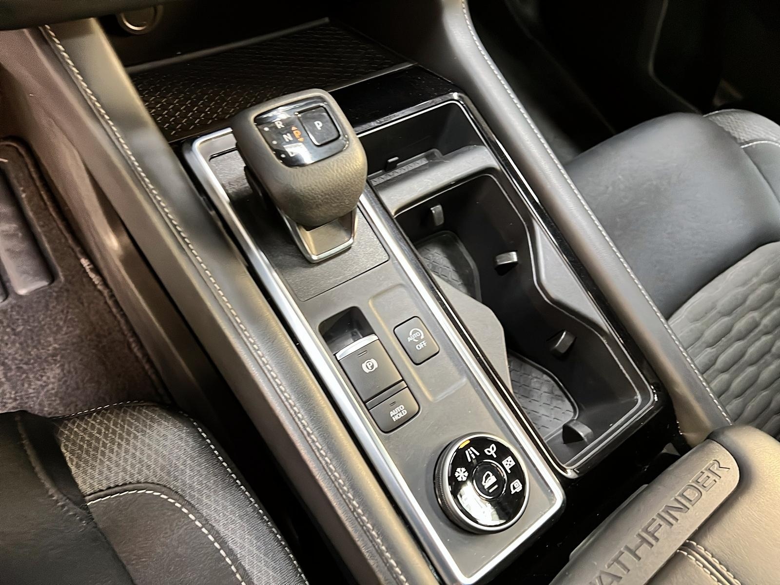 Nissan Pathfinder SV TOIT PANO 4RM 2024 - image #17