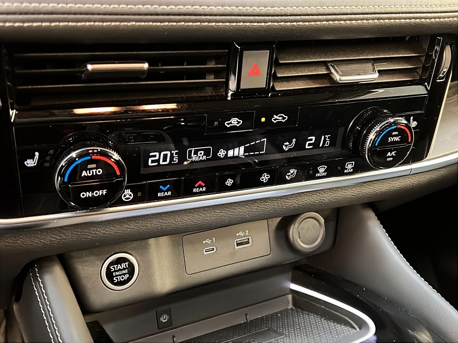Nissan Rogue PLATINUM CUIR TOIT PANO NAV 4RM 2023 - image #17
