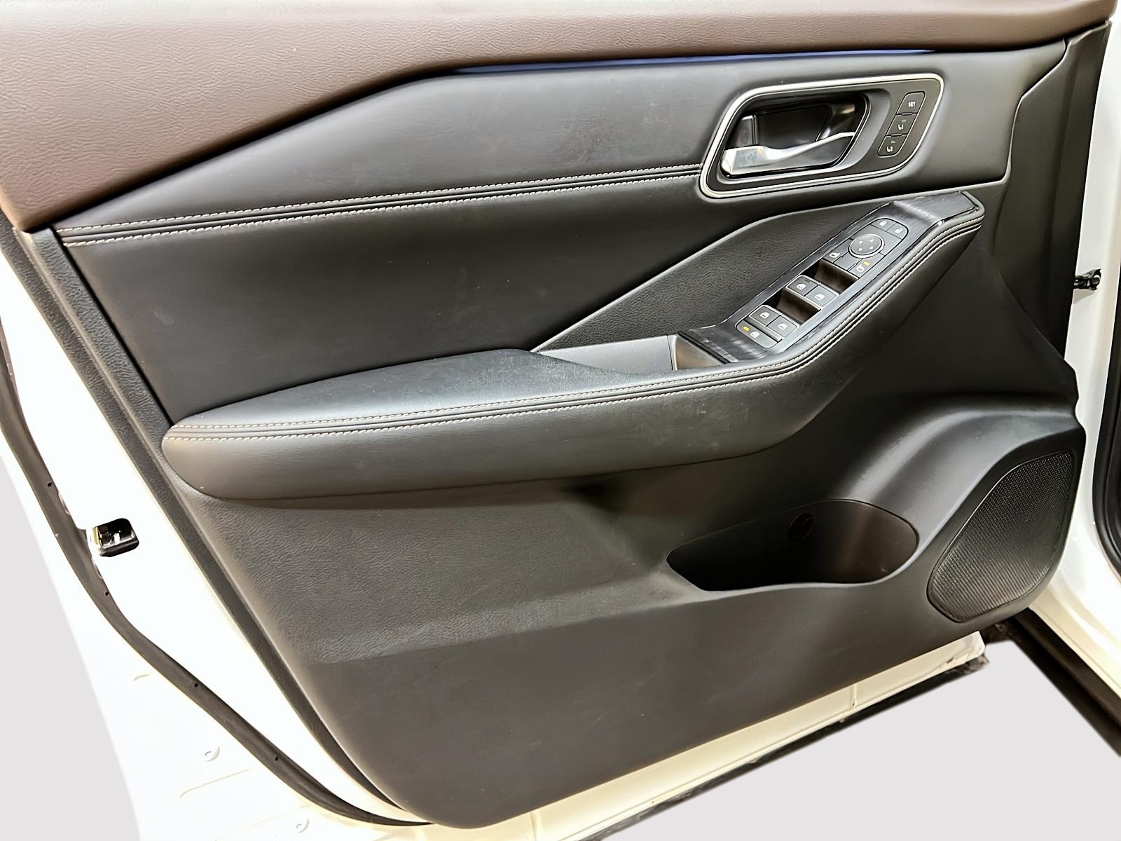 Nissan Rogue PLATINUM CUIR TOIT PANO NAV 4RM 2023 - image #26