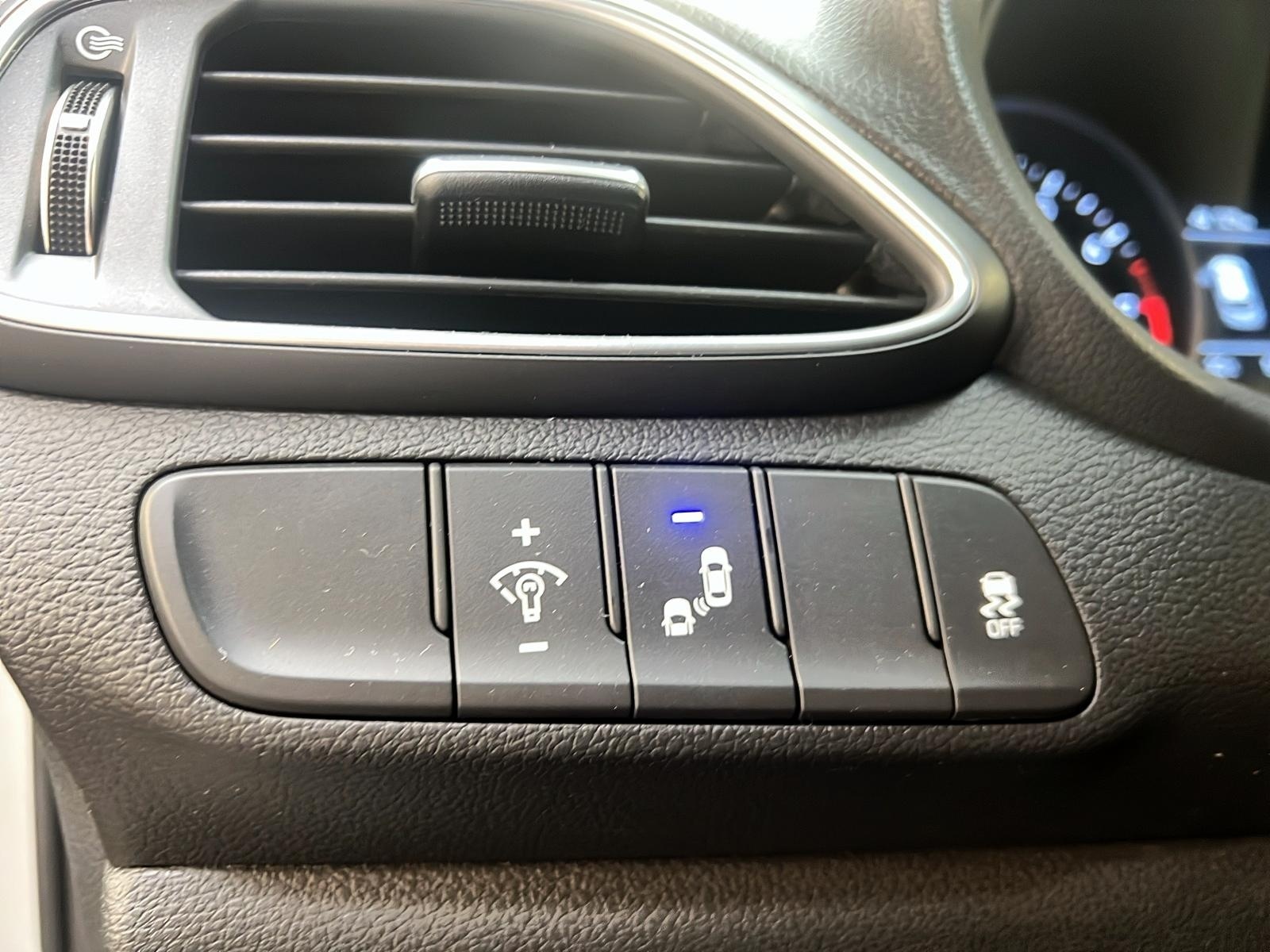 Hyundai Elantra GT GL 2018 - image #19