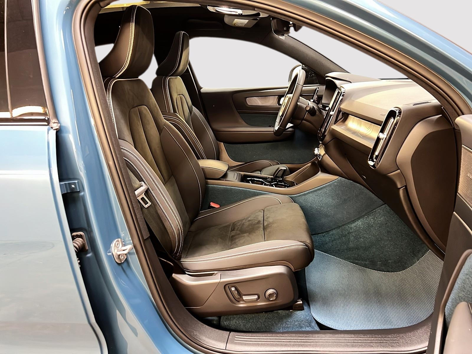 Volvo C40 2023 - Image #8
