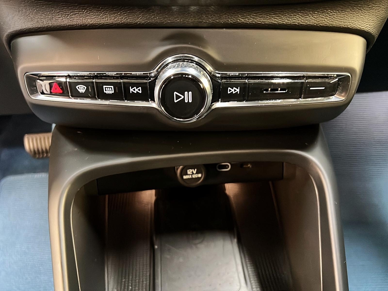 Volvo C40 TWIN RECHARGE ULTIMATE 4RM 2023 - image #16