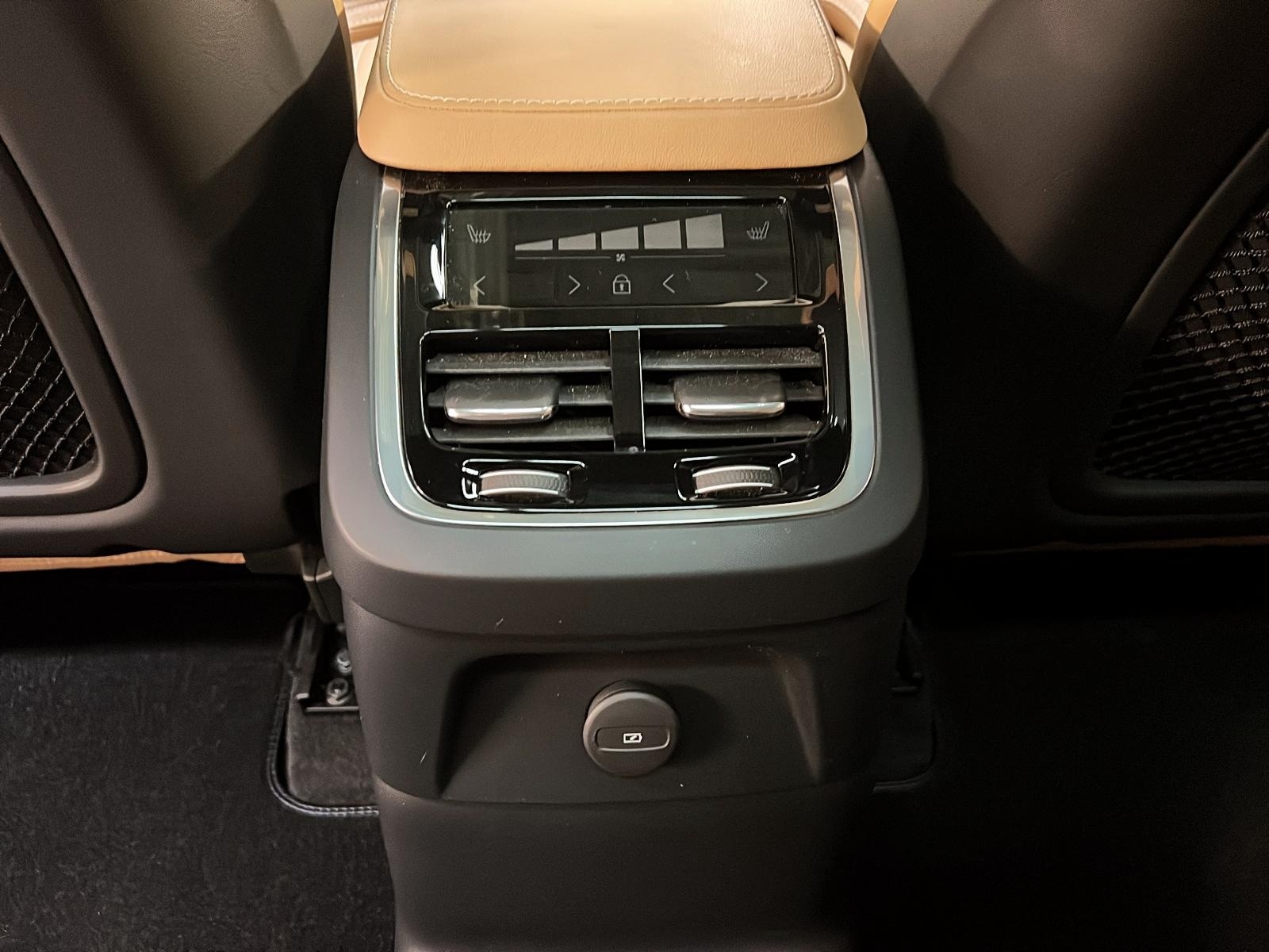 Volvo XC90 T8 RECHARGE INSCRIPTION CUIR TOIT PANO NAV 4RM 2022 - image #12