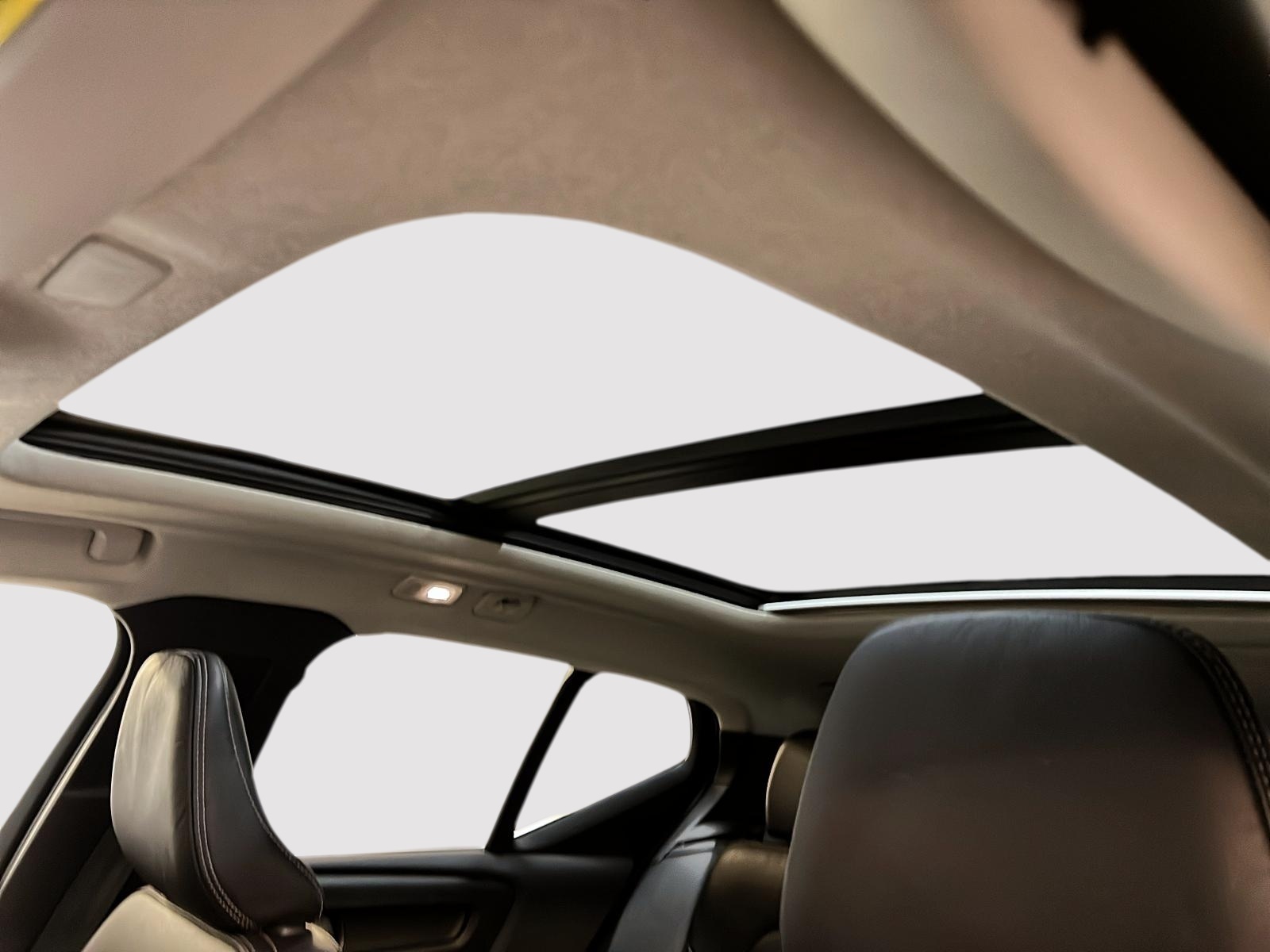 Volvo XC40 B5 PLUS CUIR TOIT PANO NAV 4RM 2023 - image #10