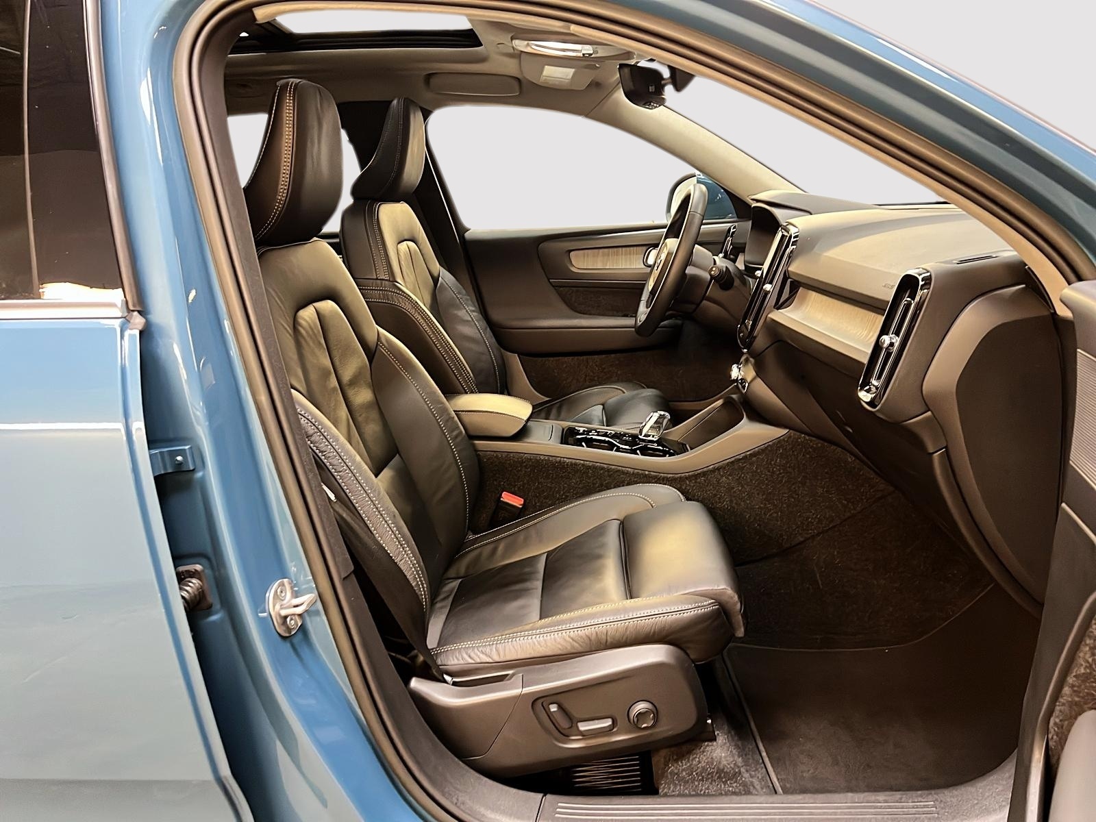 Volvo XC40 2023 - Image #8