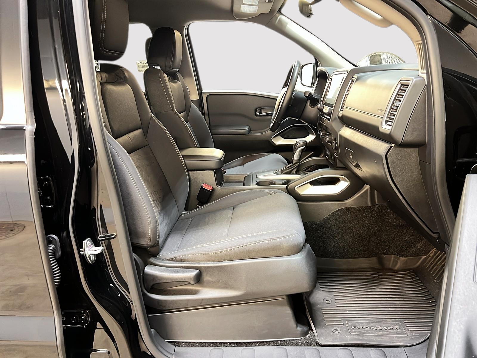 Nissan Frontier SV CREW CAB 4X4 2024 - image #8