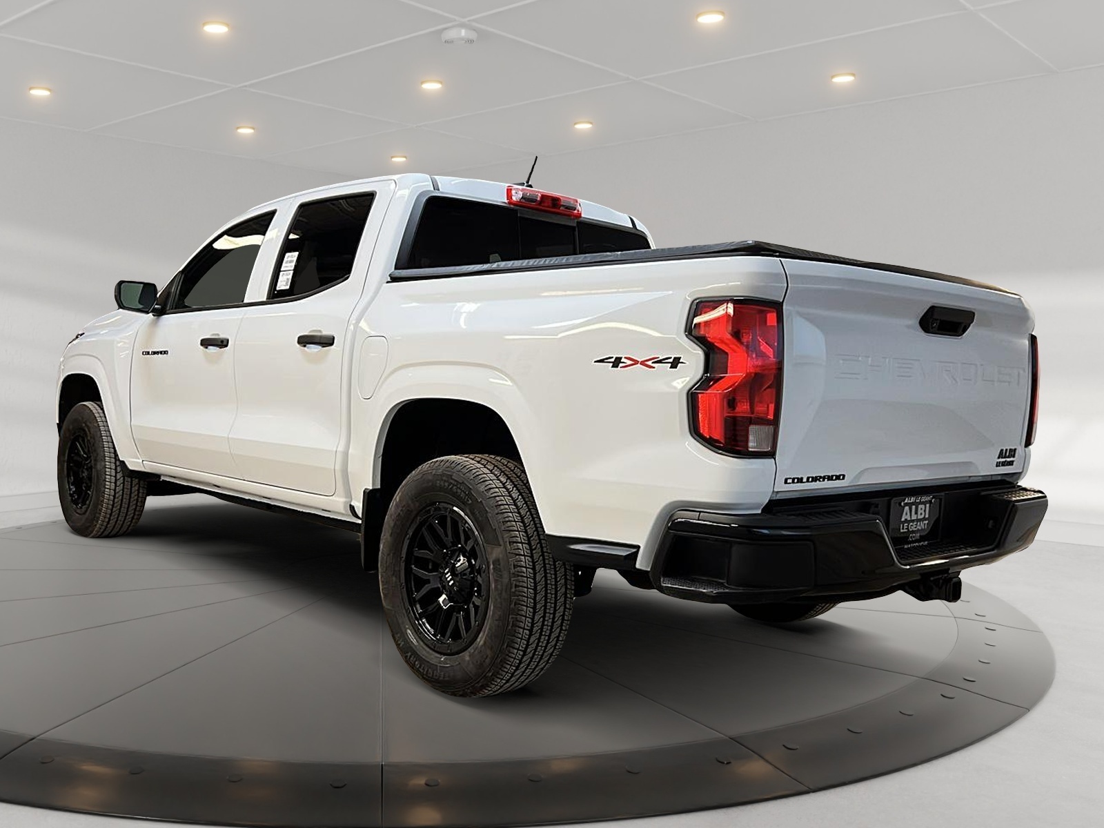 Chevrolet Colorado WT PREFERRED CREW CAB 4X4 2023 - image #6