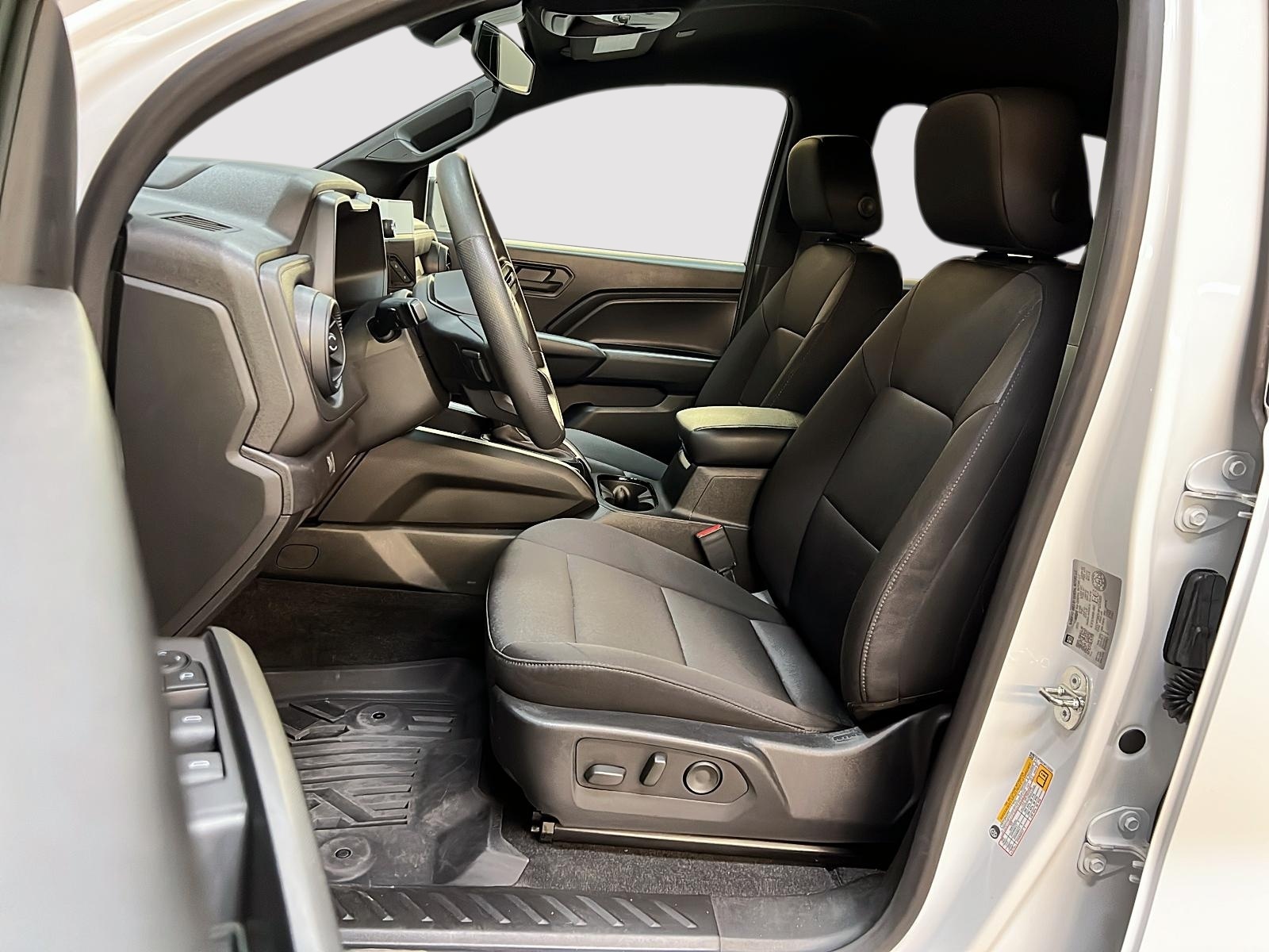 Chevrolet Colorado WT PREFERRED CREW CAB 4X4 2023 - image #7