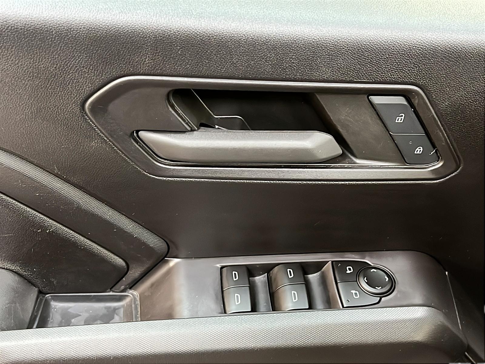 Chevrolet Colorado WT PREFERRED CREW CAB 2023 - image #21