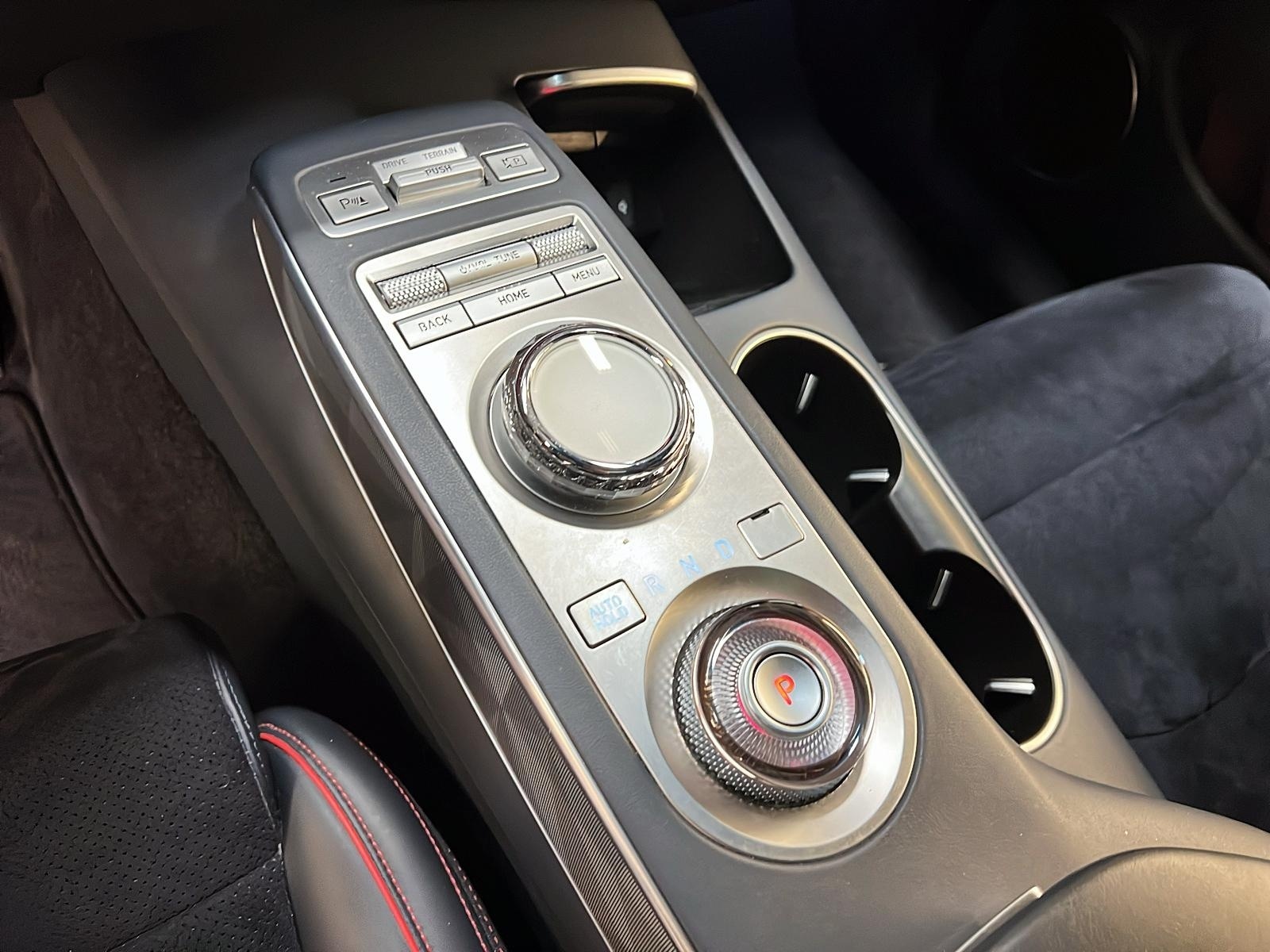 Genesis GV70 PRESTIGE 2.5T  TOIT PANO NAV 4RM 2023 - image #16