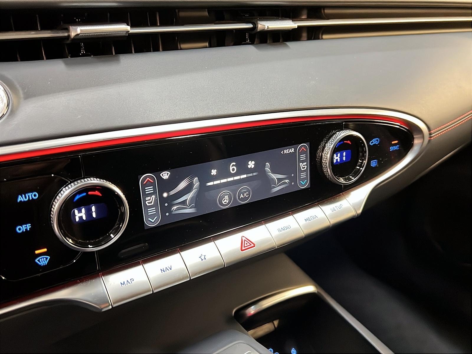 Genesis GV70 PRESTIGE 2.5T  TOIT PANO NAV 4RM 2023 - image #17