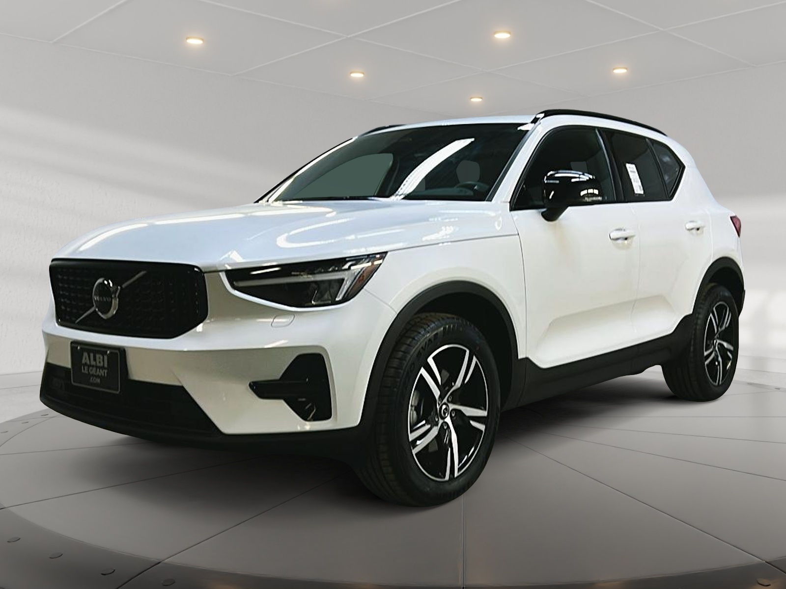 Volvo XC40 B5 CORE NAV 4RM 2024 - image #1