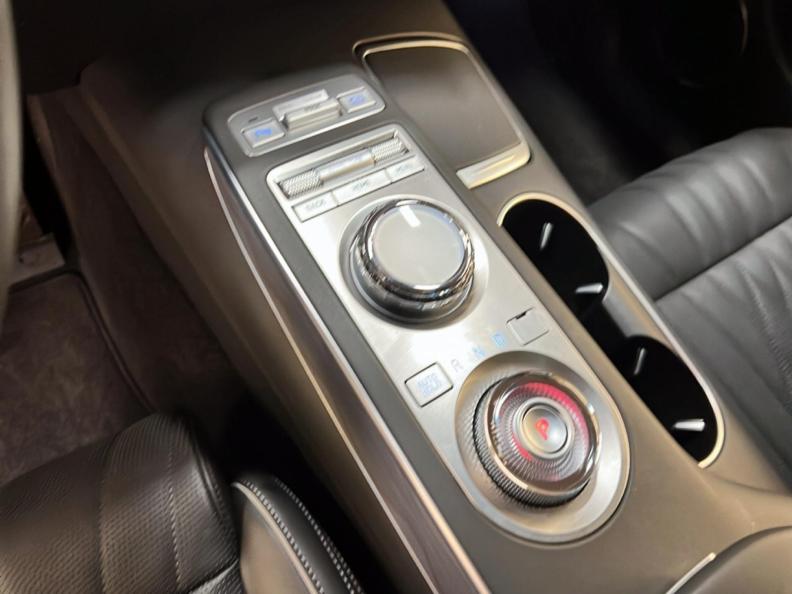 Genesis GV70 PRESTIGE 2.5T CUIR TOIT PANO NAV 4RM 2025 - image #18