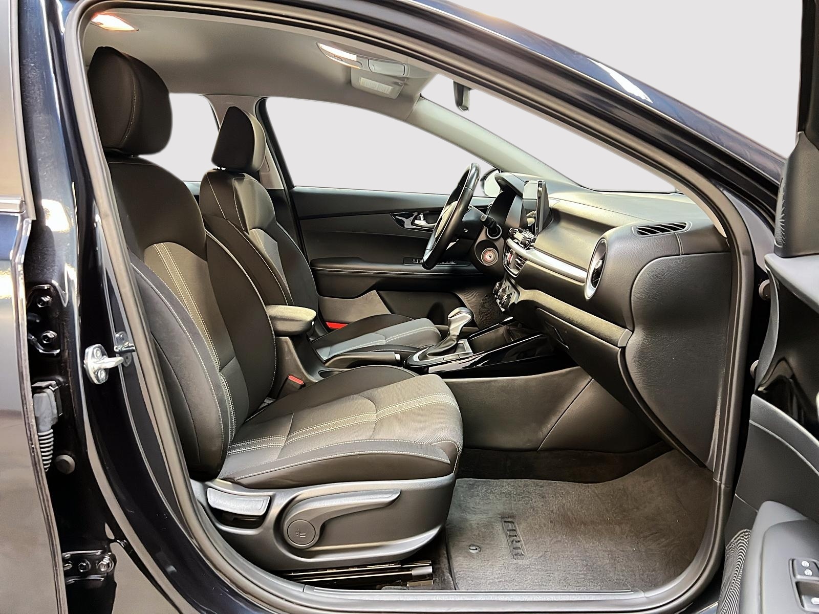 Kia Forte5 EX 2023 - image #8