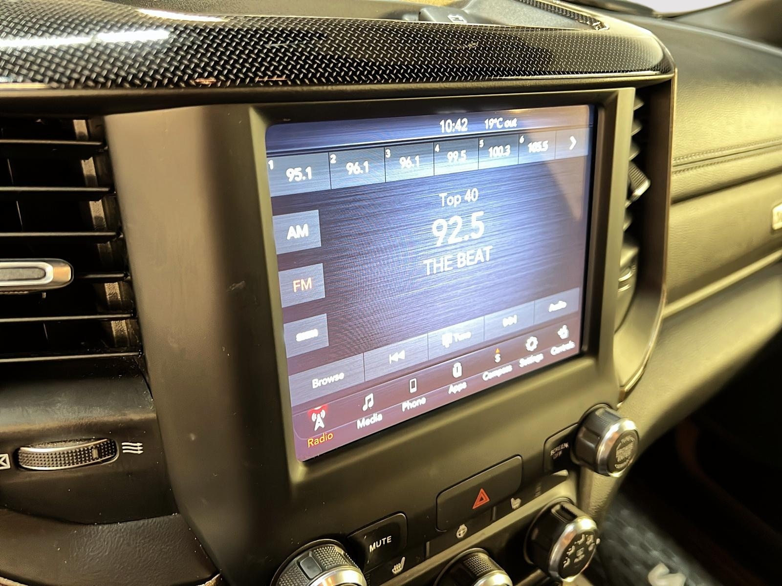 RAM 1500 REBEL 5.7 HEMI BLACK QUAD CAB CUIR 4X4 2020 - image #16