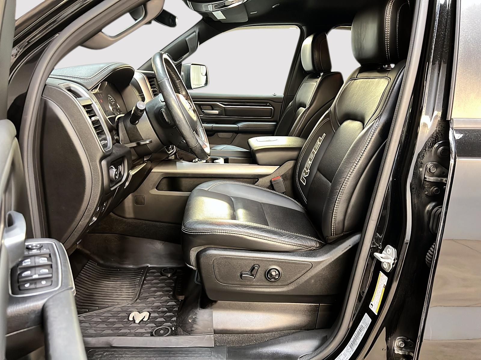 RAM 1500 REBEL 5.7 HEMI BLACK QUAD CAB CUIR 4X4 2020 - image #7