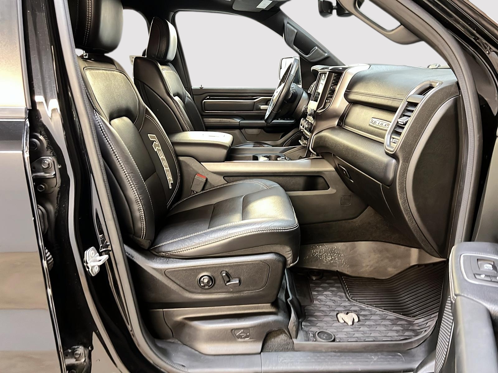 RAM 1500 REBEL 5.7 HEMI BLACK QUAD CAB CUIR 4X4 2020 - image #8